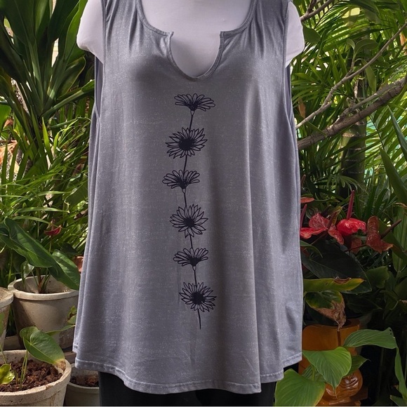 6 for $20♥️ plus sized Daisy blouse in a gray silvery color - Picture 3 of 7